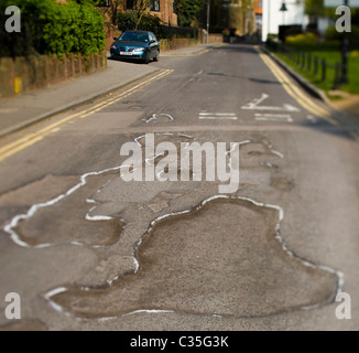 Prevista buca la superficie stradale riparazioni Millmead Guildford Surrey in Inghilterra REGNO UNITO Foto Stock