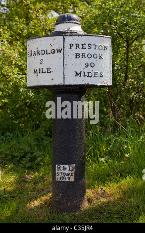 Milepost misurando la distanza da Shardlow sui Trent e Mersey canal Derbyshire Inghilterra GB UK EU Europe Foto Stock