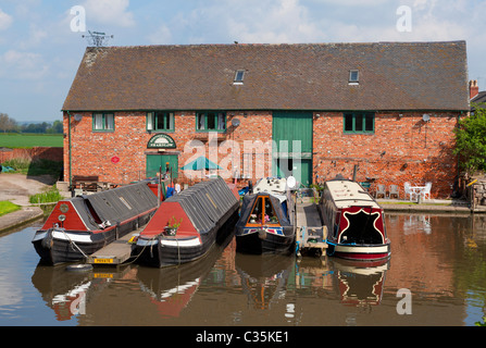 'Canal' barche ormeggiate presso il centro del patrimonio a Shardlow sul 'Trent e Mersey canal' Derbyshire Inghilterra GB UK EU Europe Foto Stock