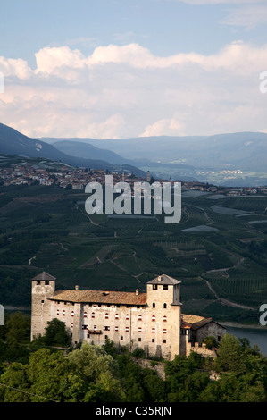 Il castello di Cles, in background Romeno village, Santa Giustina lago, Val di Non, in Trentino Alto Adige, Italia, Europa Foto Stock