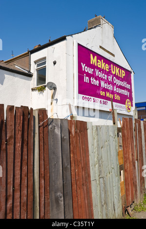 La pubblicità tramite Affissioni PRIMESIGHT sulla parete laterale del sito casa 48 fogli poster pubblicitario per il UKIP partito politico in Welsh Assembly elezioni Foto Stock