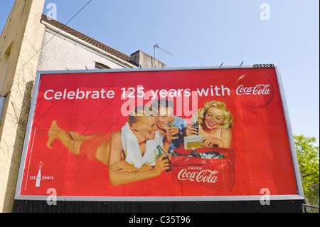 Cartelloni pubblicitari sul sito di JCDecaux 48 fogli poster advert celebrando 125 anni di COCA COLA Foto Stock