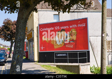 Cartelloni pubblicitari sul sito di JCDecaux advert celebrando 125 anni di COCA COLA Foto Stock