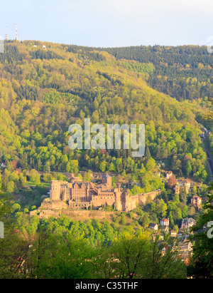 Vista di Schloss Heidelberg, (Heidelberg Castle) e la città vecchia di Heidelberg, Germania Foto Stock