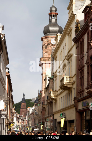 Hauptsrasse, la strada principale dello shopping nel centro storico di Heidelberg, Germania - le torri di Providenz-Kirche e Heiliggeist-Kirche Foto Stock