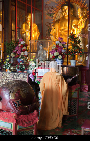 Kek Sok Si tempio, Penang Malaysia- Monaco battendo il gong 2 Foto Stock