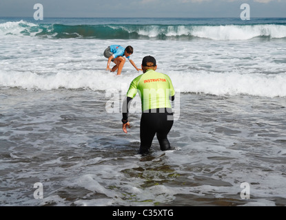 Istruttore dando lezione di surf. La Cicer, Playa de Las Canteras, Las Palmas, Gran Canaria Isole Canarie Foto Stock