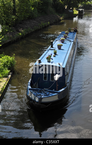 Piuttosto narrowboat in Staffordshire e Worcestershire Canal a Compton si blocca vicino a Wolverhampton in una giornata di sole Foto Stock