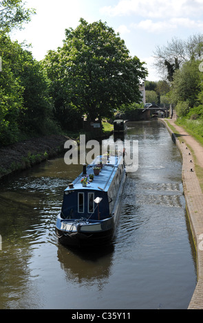 Piuttosto narrowboat in Staffordshire e Worcestershire Canal a Compton si blocca vicino a Wolverhampton in una giornata di sole Foto Stock