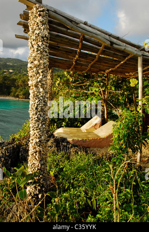 Piattaforma & tenda a Fig Tree House, a grandi capanne, un eco-villaggio di di ispirazione Africana di capanne vicino a Boston Bay, Portland, Giamaica Foto Stock