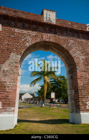 Ripristinato arch vicino all entrata di Fort Charles, a Port Royal, attraverso il porto da Kingston, St Andrew, Giamaica. Foto Stock