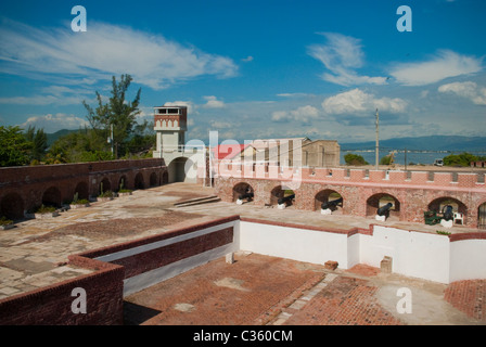 Vista di cannoni e la torre nel cortile di Fort Charles, a Port Royal, attraverso il porto da Kingston, St Andrew, Giamaica. Foto Stock