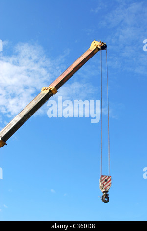 Gru con gancio sul cielo blu sullo sfondo Foto Stock