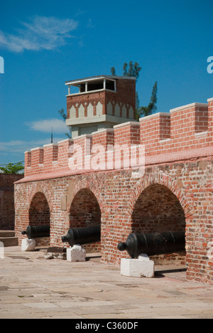 Vista di cannoni e la torre nel cortile di Fort Charles, a Port Royal, attraverso il porto da Kingston, St Andrew, Giamaica. Foto Stock