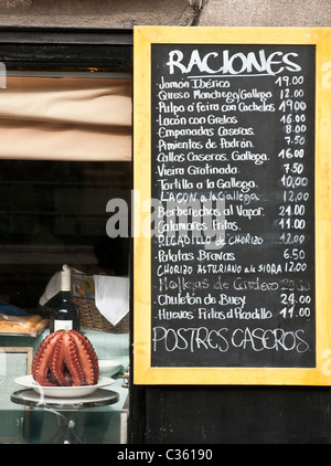 Guardando attraverso la finestra di un tapas bar vicino alla Plaza Mayor nel centro di Madrid. Spagna Foto Stock