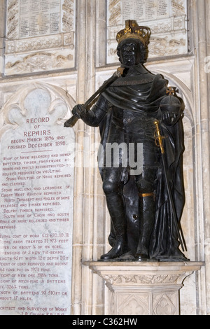 La città di Winchester Cathedral , statua o scultura di King James VI Scozia & 1 Inghilterra 1566 - 1625 figlio di Maria Regina di Scozia Foto Stock