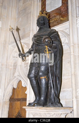 La città di Winchester Cathedral , statua o scultura di Re Carlo 1 Inghilterra 1600 - 1649 quando decapitato figlio Giacomo 1