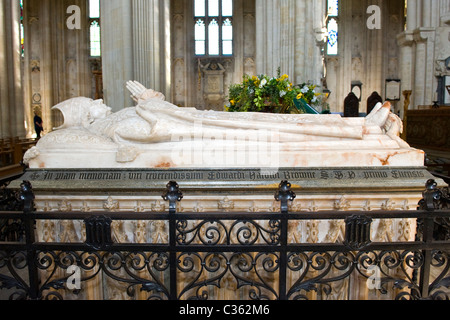 La città di Winchester Cathedral , antica capitale del Wessex , marble memorial Vescovo Edward Harold Browne 1811 - 91 Foto Stock