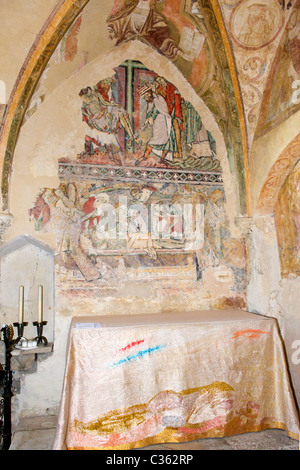 La città di Winchester Cathedral , antica capitale del Wessex , la Cappella del Santo Sepolcro ca1200 , resti di pittura murale & altare Foto Stock