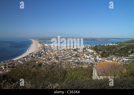 Chesil Beach - da Portland, Dorset, Inghilterra. È un 18 miglia di spiaggia di ciottoli. Foto Stock