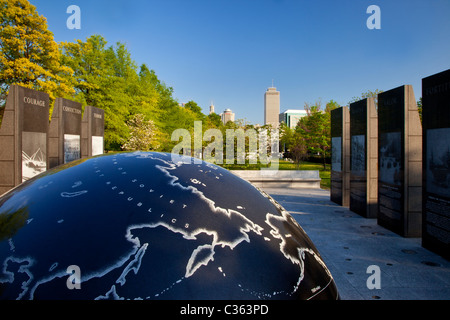 18.000 pound flottante globo di granito presso il Memoriale della Seconda Guerra Mondiale in Bicentennial Park, Nashville Tennessee USA Foto Stock