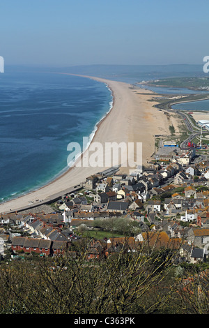 Chesil Beach - da Portland, Dorset, Inghilterra. È un 18 miglia di spiaggia di ciottoli. Foto Stock