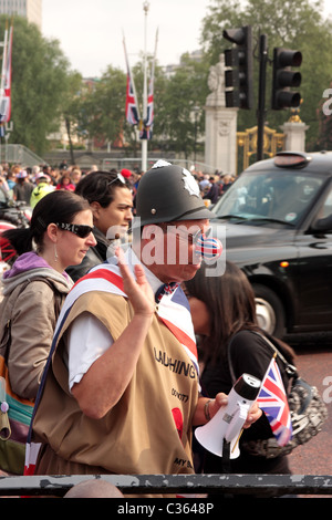 La folla e i caratteri nel Mall London alla vigilia delle nozze reali tra il principe William e Kate Middleton Foto Stock