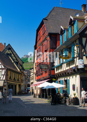 La piccola città storica di Ribeauvillé, un comune nel dipartimento dell'Alto Reno in Alsazia nel nord-est della Francia. Foto Stock