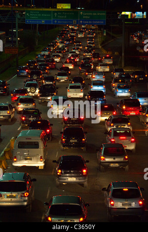Il traffico pesante su una superstrada in Salvador, Brasile Foto Stock