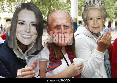 Tre persone che indossano la famiglia reale di maschere, il Mall, Londra Foto Stock