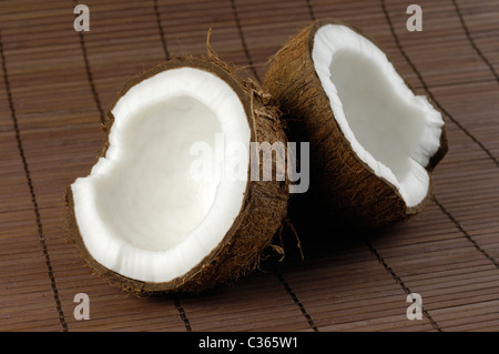 Il Cocco spaccata in due metà Foto Stock