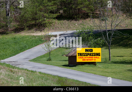 Spring City, Tennessee - un segno sulla proprietà privata avverte che i trasgressori saranno shot. Foto Stock