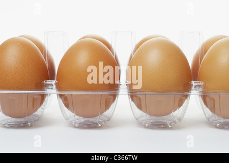 Close up di uova fresche in plastica trasparente vassoio Foto Stock