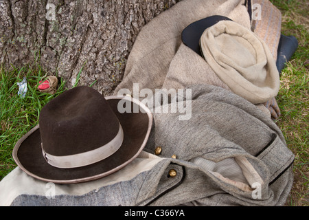 Accampati uniforme e pack giacciono accanto a un albero a Manassas National Battlefield. Foto Stock
