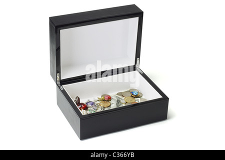 Gioielli, dollari e monete in aprire nero casella di gioielli su sfondo bianco Foto Stock