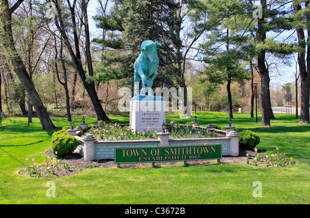 Il Toro monumento commemorativo della fondazione di Smithtown, Long Island, NY da Richard Smith nel 1665 Foto Stock