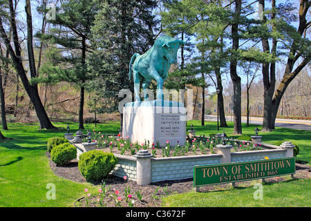 Il Toro monumento commemorativo della fondazione di Smithtown, Long Island, NY da Richard Smith nel 1665 Foto Stock