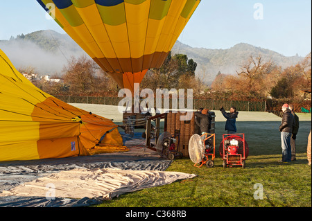 I palloni ad aria calda che è preparato per il decollo da un Napa Valley Golf su una mattinata nebbiosa Foto Stock