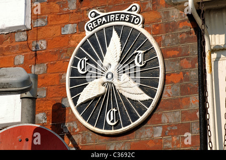 I ciclisti del Touring Club sign in Wantage Market Place, Oxfordshire, Regno Unito Foto Stock