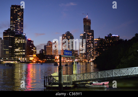 La città di Brisbane di notte con il Fiume Brisbane in primo piano. Foto Stock