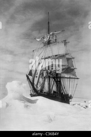 Robert Falcon Scott's ship 'Terra Nova' bloccato nel pacco pesante di ghiaccio in Antartide durante la Terra Nova Expedition del 1910 - 1913. Foto Stock