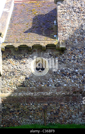 Dettaglio della parete con finestra della chiesa di St Margaret, Church Road, a Leiston, Suffolk, Inghilterra, Regno Unito Foto Stock