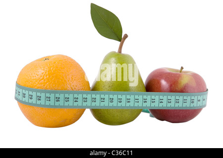 Arancione, pera e mela rossa con nastro di misurazione su sfondo bianco, uno stile di vita sano concetto Foto Stock