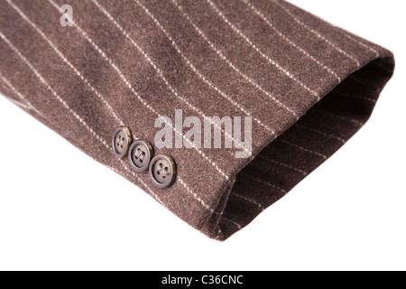 Primo piano della tuta, dettaglio del bracciale marrone su sfondo bianco Foto Stock