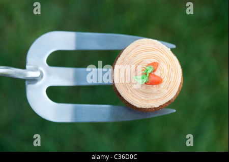 Tortina di carota sul giardinaggio forcella messa a fuoco selettiva Foto Stock