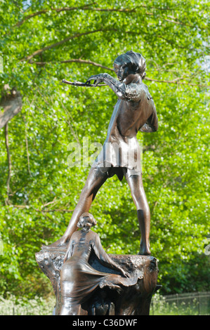 La statua di Peter Pan (il personaggio immaginario creato da J.M.Barrie) in Kensington Gardens, Londra, Inghilterra, Regno Unito. Foto Stock