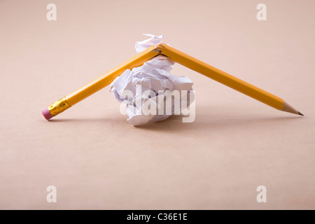 Carta sgualcita e frantumato matita gialla Foto Stock