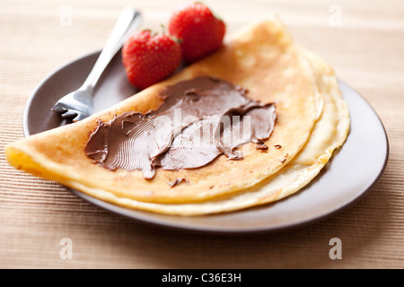 Crêpe con cioccolato da spalmare e fragole Foto Stock