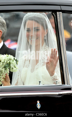 Le nozze del principe William e Catherine Middleton. Il 29 aprile 2011. Catherine Middleton onde come Lei viaggia in rotoli Foto Stock