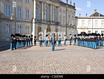 Reale Danese di vita delle guardie fascia giocare in Piazza Amalienborg Copenhagen DANIMARCA Scandinavia Foto Stock